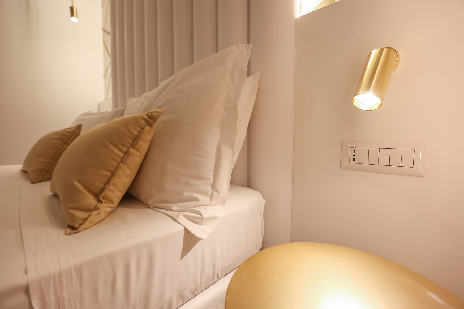 Dettaglio della testata del letto con lampada