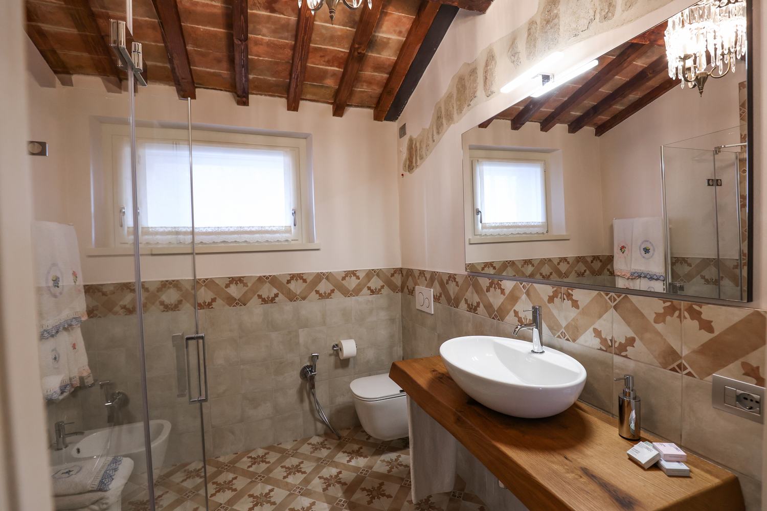 Bagno con doccia sotto le travi