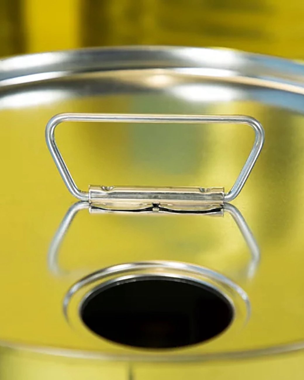 Dettaglio macro di un contenitore metallico
