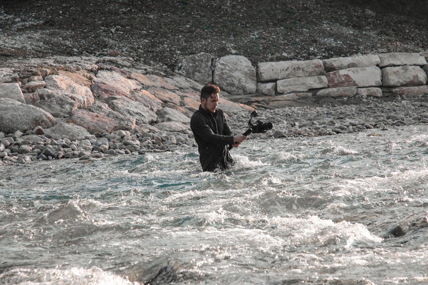 Michael Felici mentre riprende immerso nel fiume