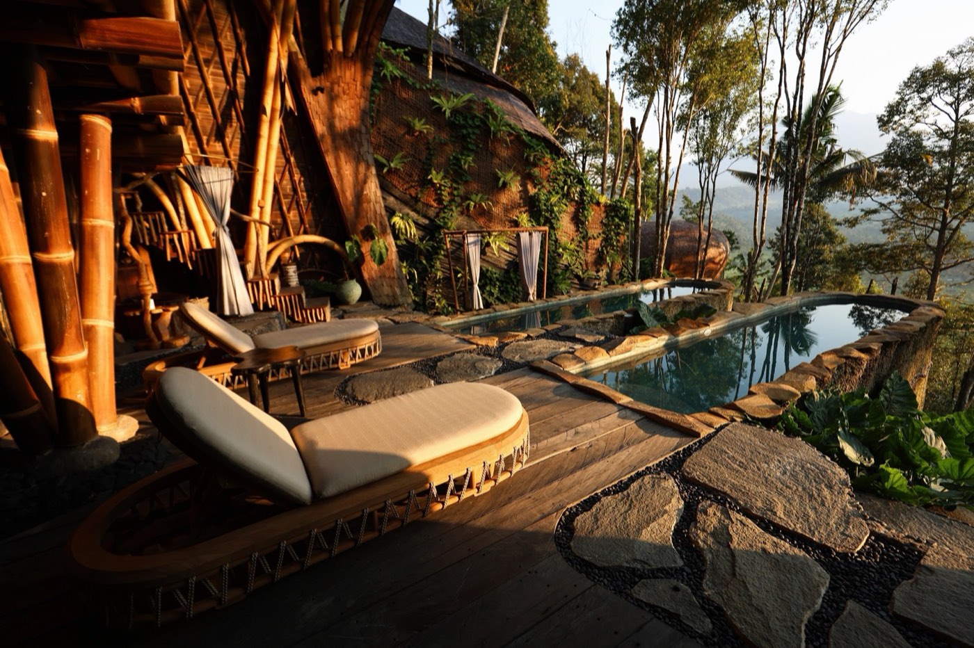 Fotografia di un resort con piscina immerso nella vegetazione realizzata da Miketing
