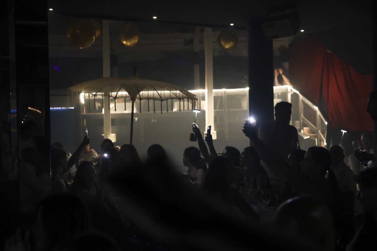Serata evento in un locale fotografata da Miketing