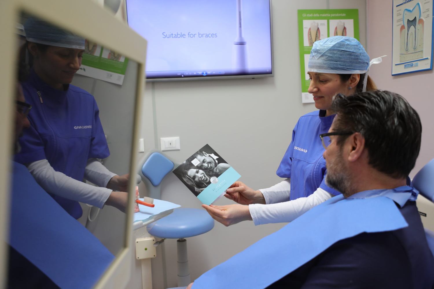 Il team mostra una radiografia al paziente